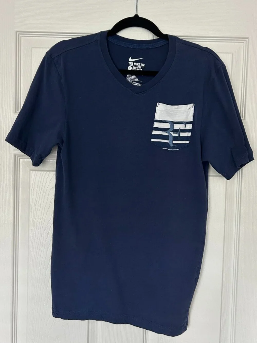 Nike RF Roger Federer Pocket T-Shirt Men’s Small Navy V-Neck Athletic Fit